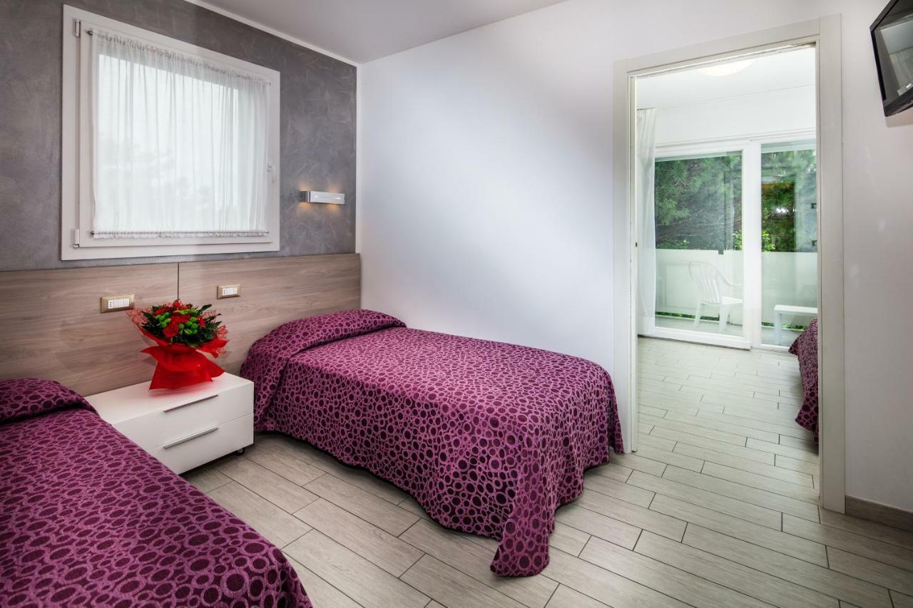 Hotel Ambassador Meuble Lignano Sabbiadoro Exterior foto
