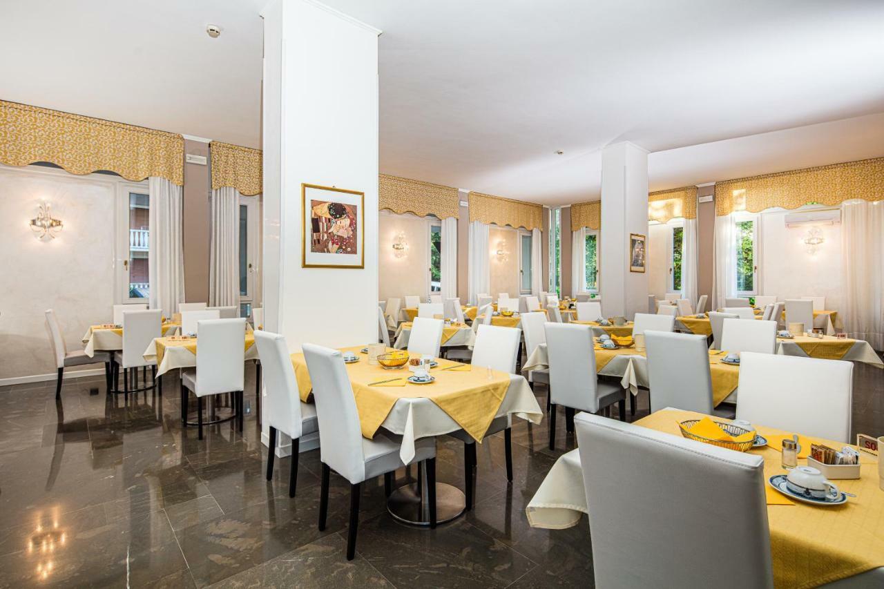 Hotel Ambassador Meuble Lignano Sabbiadoro Exterior foto